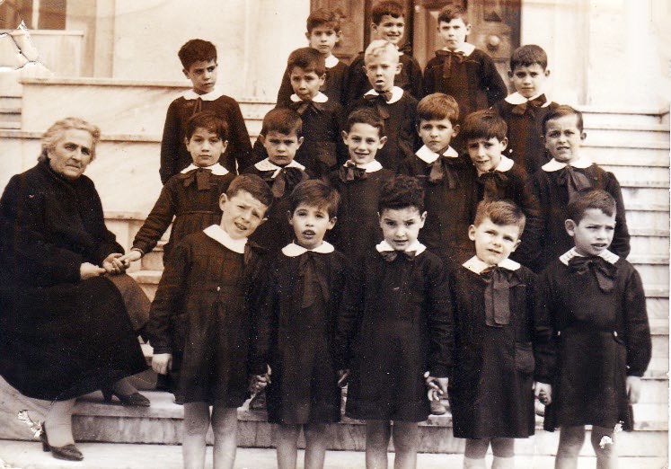 Sassari, Scuola elementare San Giuseppe, 1959 - Maestra Fausta Pintus Ribichesu (prima fila, il secondo da destra)

